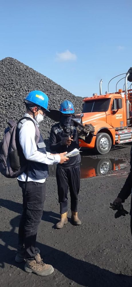 Inspección de carga de carbón en patio portuario